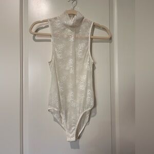 ALI & JAY Ivory Floral Lace Mock-Neck Sleeveless Bodysuit